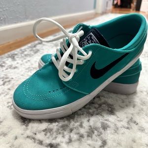 Teal Nike Stefan Janoksi Shoe. Size 5Y